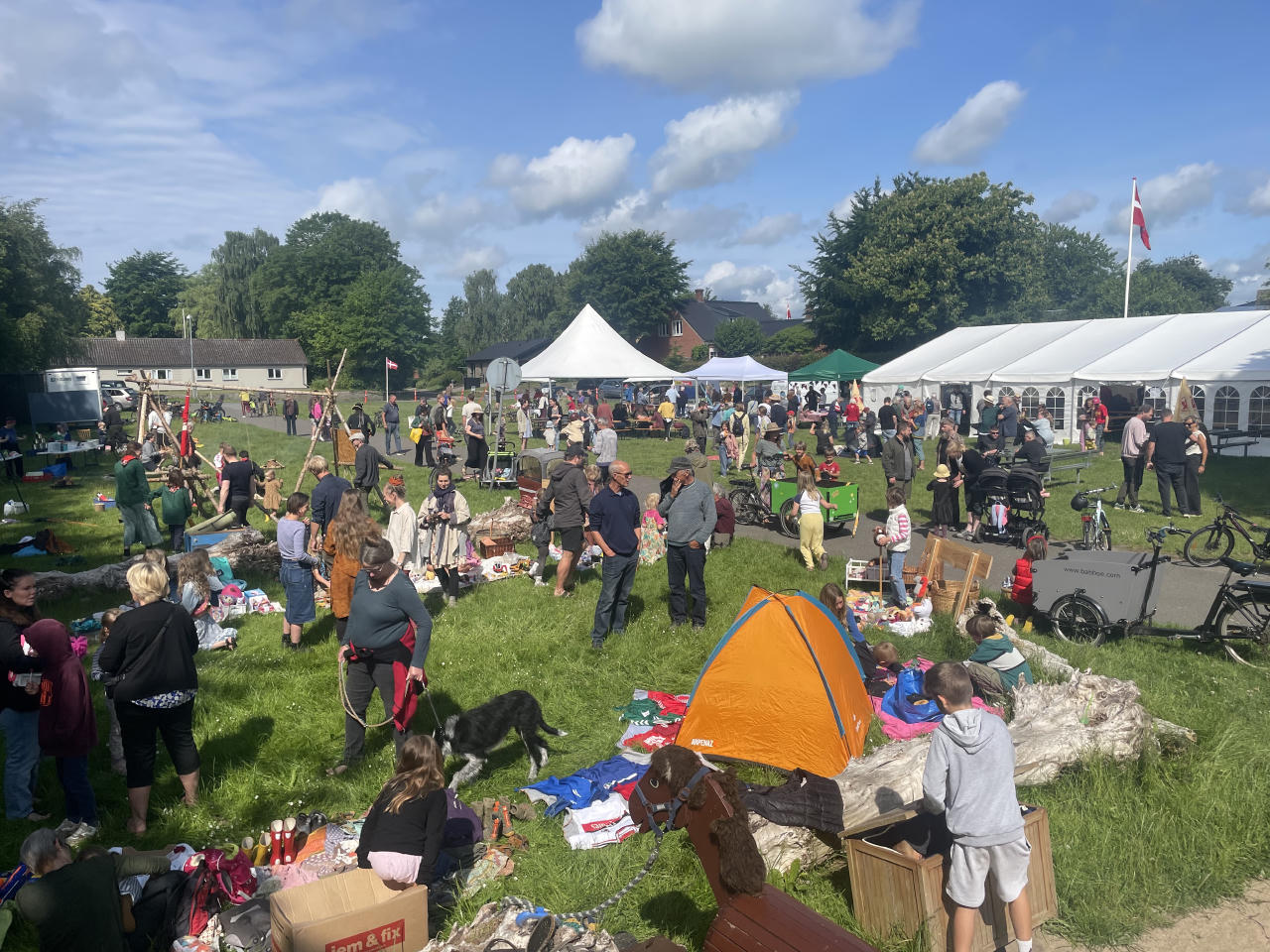 Den grønne plads fuld af mennesker til Ulbølle Landsbyfest